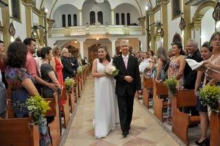 Janaína puxou a fila das noivas e entrou com o pai. (Foto: Antonio Ferreira)