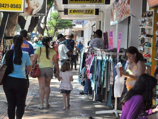 Com&eacute;rcio fecha acordo e lojas abrem at&eacute; mais tarde a partir de sexta