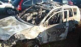 O carro ficou destruído e a maior parte da droga foi queimada (Foto: A Gazeta News)