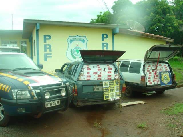  PRF apreende carro e picape lotados de cigarros contrabandeados