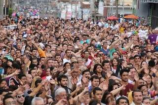 Multidão acompanha missa em celebração ao Corpus Cristi. (Foto: Marcos Ermínio)