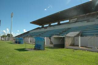 Estádio também tem que passar por reformas na arquibancadas. (Foto: Hoje MS)