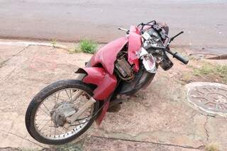 Motocicleta que a vítima conduzia ficou destruída (Foto: Henrique Kawaminami) 