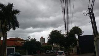 No Jardim dos Estados &quot;nuvens carregadas&quot; anunciam forte chuva (Foto: Marta Ferreira)