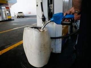 Colocar gasolina em galões é um exercício que oferece riscos aos motoristas (Foto: Fernando Frazão/Agência Brasil)