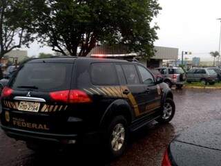 Viatura da Polícia Federal deixa sede da Secretaria de Saúde, onde foram feitas buscas nesta manhã (Foto: Adilson Domingos)