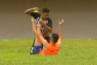 Jeferson Reis agride gandula após gol do Comercial que determinou derrota do Galo (Foto: Reprodução/TV Morena)