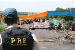 Policiais da PRF (Polícia Rodoviária Federal) estão no local. (Foto: Tá Na Mídia Naviraí)