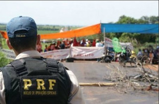  Sem-terra bloqueiam rodovia BR-163 na regi&atilde;o de Itaquira&iacute; 