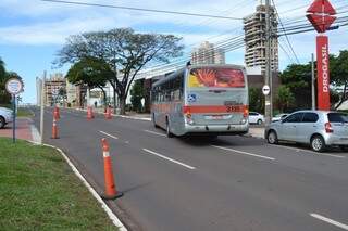 Os ônibus tiveram que desviar a rota para a Rua 15 de Novembro (Foto: Simão Nogueira)