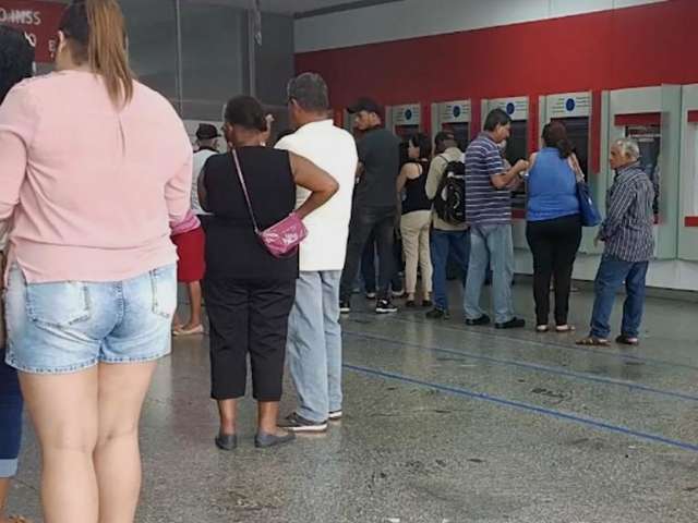 Primeira parcela do 13&ordm; sai e trabalhadores enfrentam fila em banco