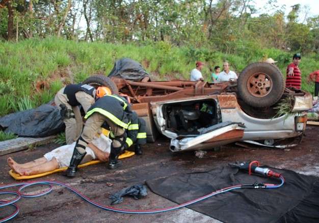Pneu estoura, caminhonete capota e quatro pessoas ficam feridas