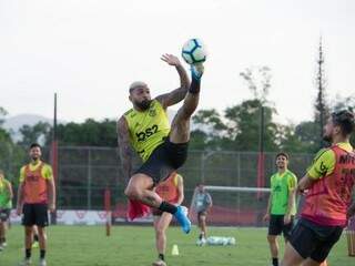 Atacante Gabriel disputa a bola em treino do Rubro-negro (Foto: Alexandre Vidal/Flamengo)