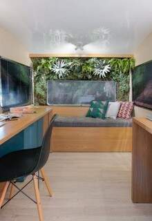 Além do mobiliário em madeira, espaço ficou charmoso pelo uso do verde. (Foto: Fellipe Lima)