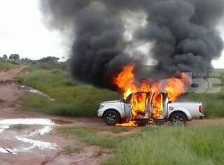 Caminhonete usada no crime foi incendiada e abandonada  na estrada (Foto: ABC Color)
