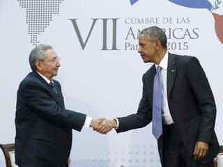 O presidente dos EUA, Barack Obama, cumprimenta o presidente de Cuba, Raúl Castro, durante encontro na Cúpula das Américas, na Cidade do Panamá (Foto: Jonathan Ernst/Reuters)