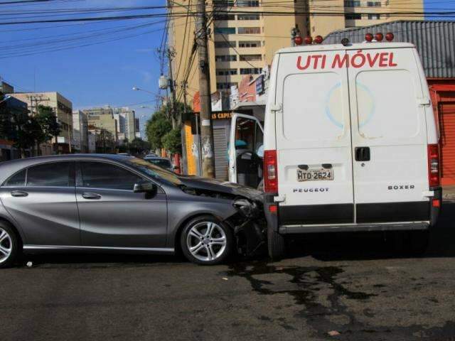 Carro de luxo atinge ambul&acirc;ncia que transportava beb&ecirc; prematuro