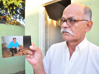 Pai de Levi, Leandro mostra a foto do filho antes de se envolver com as drogas. 