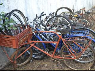 Bicicletas também estão na delegacia esperando pelos donos. 