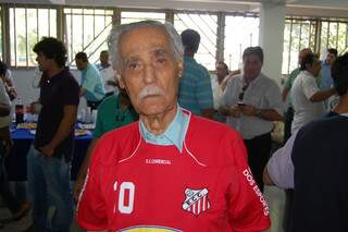 Antigo torcedor, Wilson Barbosa Martins ganha uma camiseta do novo uniforme. (Foto: Helton Verão)