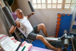 João treinando braços e pernas (Foto: Paulo Francis)