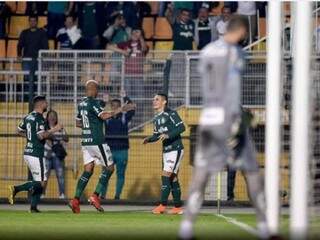 Comemoração dos jogadores durante a partida desta noite. (Foto: Sérgio Barzaghi/GazetaPress/ReproduçãoGazetaEsportiva) 