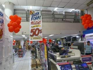 Com&eacute;rcio faz promo&ccedil;&atilde;o para zerar estoque que ficou do Natal