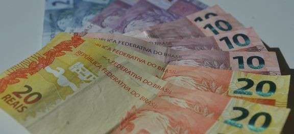 Governo Federal prop&otilde;e na LDO sal&aacute;rio m&iacute;nimo de R$ 854 em 2016