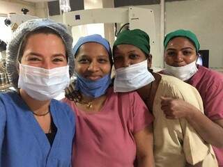 Zilá no centro cirúrgico da universidade Sumandeep, na Índia. (Foto: Arquivo Pessoal)