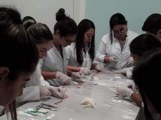 Estudantes da Universidad del Pacifico, de Pedro Juan Caballero, durante aula (Foto: Reprodução/Facebook)