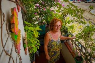 Encher a sacada de plantas foi o jeito que ela achou de recriar uma &quot;atmosfera&quot; parecida com um jardim (Foto: Marcos Ermínio)