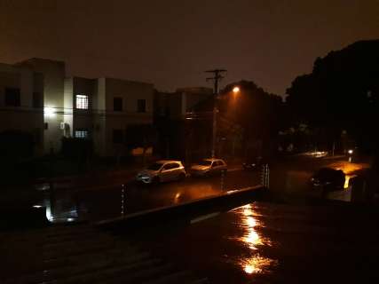 Noite começa com chuva forte e trovoadas nos bairros da Capital 