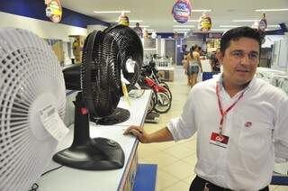 Venda de ventiladores aumentou 70% desde outubro, segundo gerente da City Lar (Foto: João Garrigó)