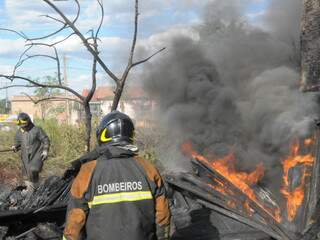Incêndio começou em matagal, atingiu depósito, destruiu material em fibra e foi controlado pelo Corpo de Bombeiros. (Foto: Rodrigo Pazinato)