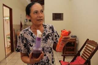 Maria mostra suas &quot;armas&quot; contra os mosquitos, já que limpeza não acontece ela afirmar se virar como pode. (Foto: Marcos Ermínio)