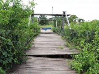 Recentemente, ponte sobre o Córrego Sóter foi alvo de reclamações por falta de manutenção (Foto: Henrique Kawaminami/Arquivo)