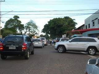 O começo do ano letivo implica também no aumento do fluxo de carros em torno das escolas. (Foto: Simão Nogueira)