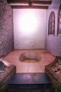 Na suíte principal, banheiro tem banheira embutida e desenhos no cimento. (Foto: Fernando Antunes)