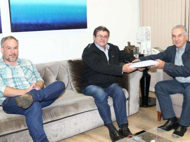 Governador garante verba para conclus&atilde;o das obras de pavimenta&ccedil;&atilde;o em munic&iacute;pio 