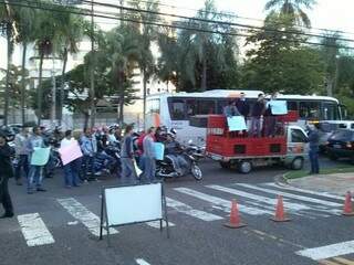 Apesar de reunir pouca gente, o ato interditou parcialmente a Avenida Afonso Pena (Foto: Filipe Prado)