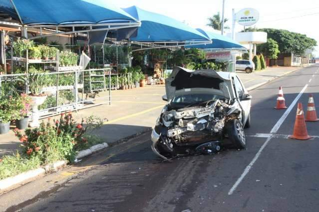 Acidente na Cear&aacute; deixa dois carros destru&iacute;dos e duas pessoas feridas