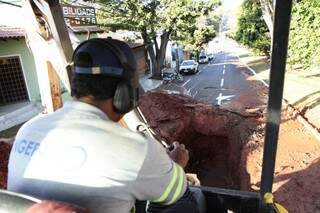 Ap&oacute;s 9 meses, avenida Mato Grosso volta a infiltrar e trecho &eacute; bloqueado