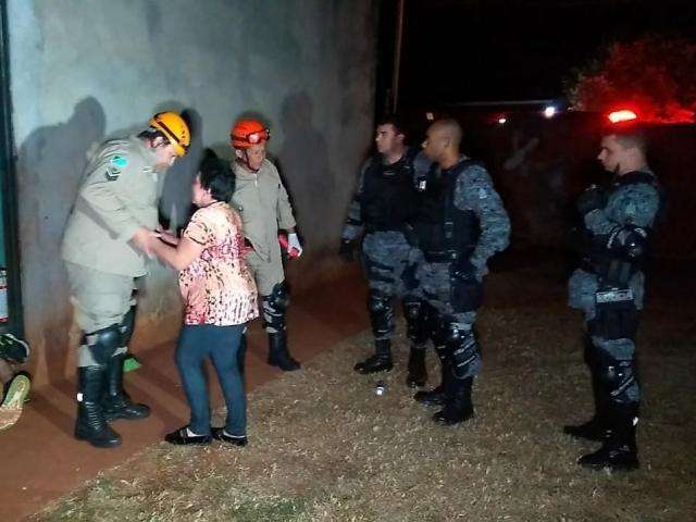 Chamado pelo nome, homem &eacute; morto a tiros na frente da mulher em port&atilde;o