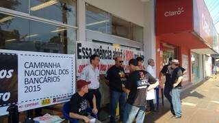 Liderados por sindicato, bancários protestam em frente à agência do Banco do Brasil na Marcelino Pires (Foto: Divulgação)