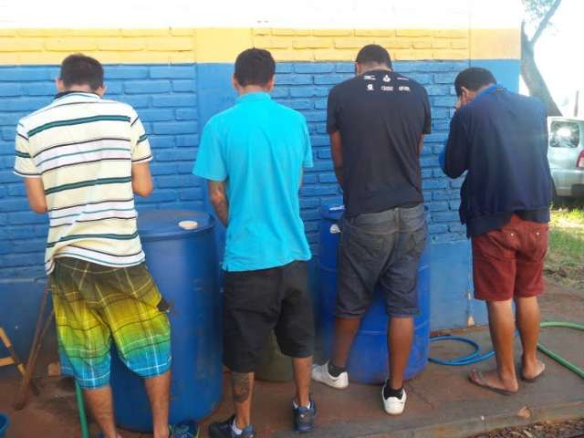 Cinco homens e gestante s&atilde;o presos com carros roubados e R$ 90 mil