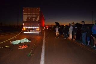 Homem morreu após deitar em frente à carreta (Foto: Sidney Bronka/94 FM)