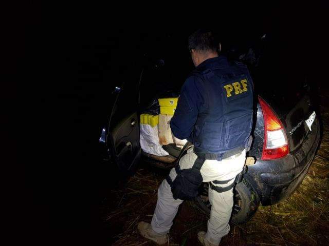 Motorista do tr&aacute;fico foge da pol&iacute;cia e abandona carro com maconha