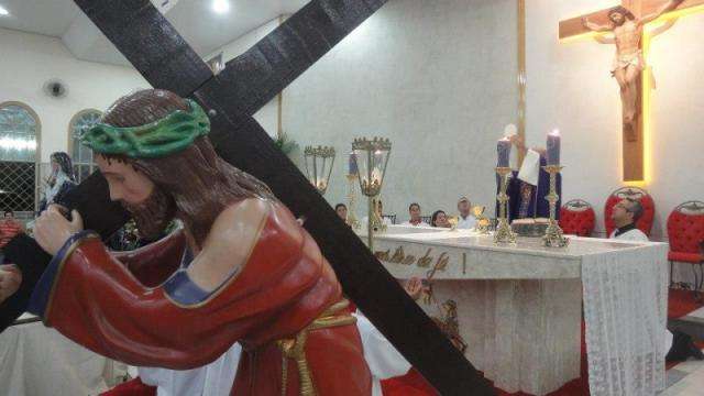 Cat&oacute;licos iniciam celebra&ccedil;&otilde;es de P&aacute;scoa com Missa dos Santos &Oacute;leos