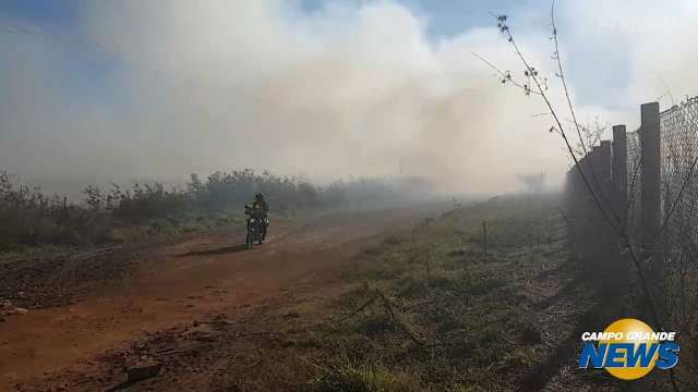 Com inc&ecirc;ndio em meio &agrave; estiagem, treinamento dos bombeiros confunde moradores