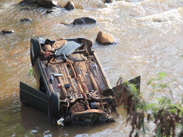 Rodas de carro que caiu em c&oacute;rrego s&atilde;o furtadas ap&oacute;s socorro de ferido